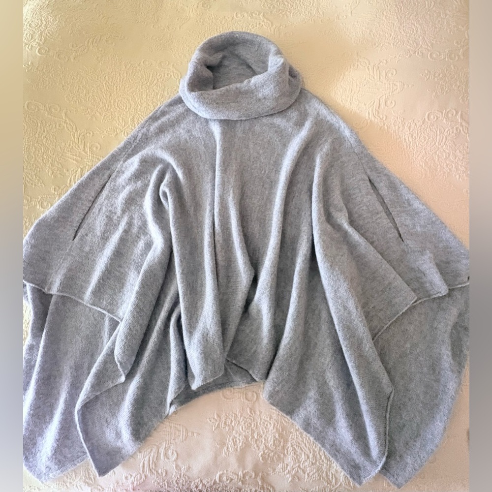 Last Week‼️💥MoviNG sALe‼️ World Market Blue-Gray Poncho.  OS